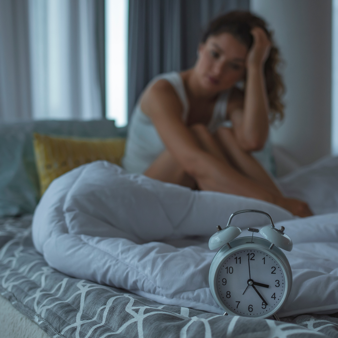 首のしわが気になる女性